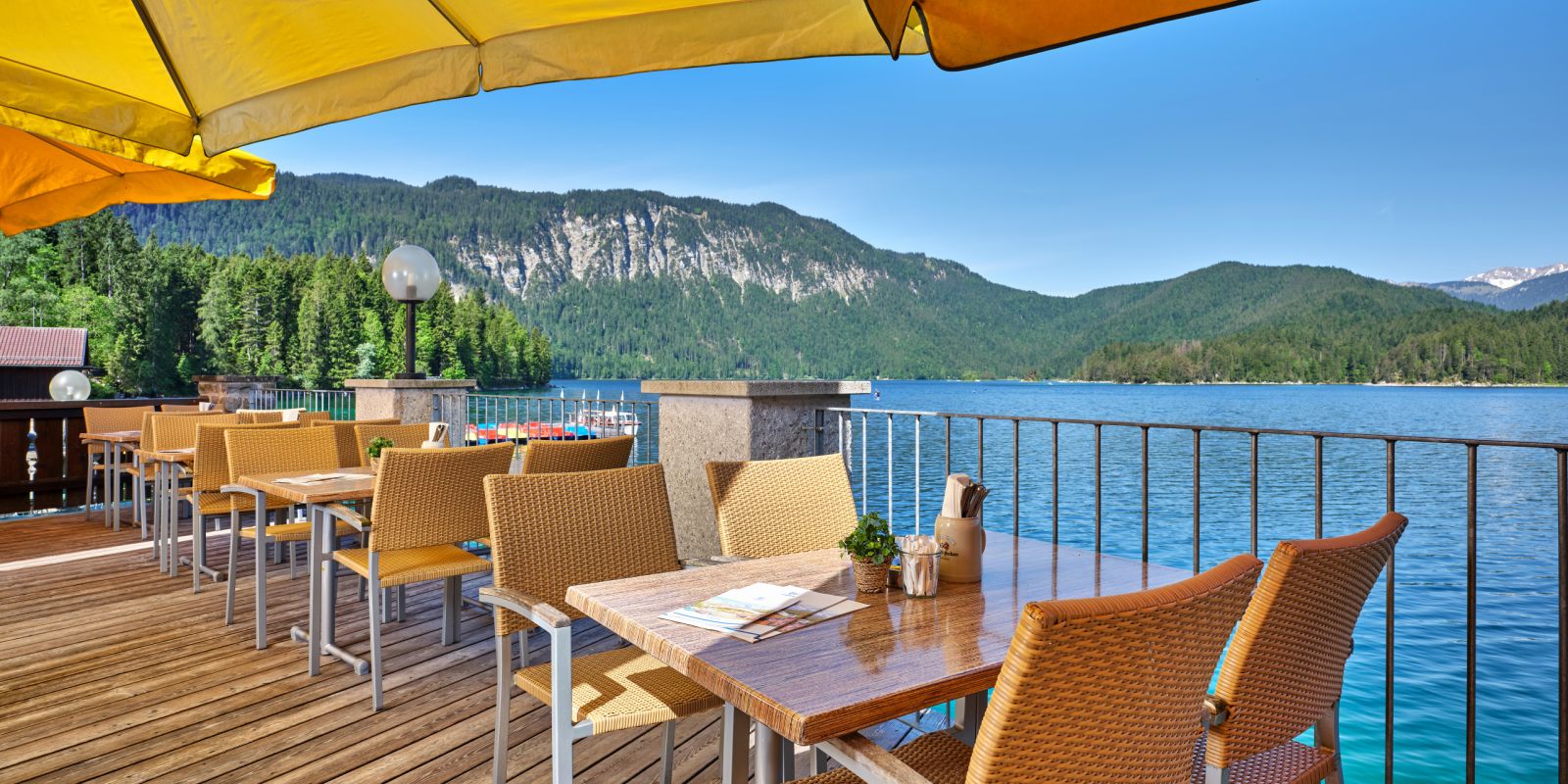 The lakeside restaurant with a view of Lake Eibsee offers you the perfect opportunity to truly enjoy your holiday in the Zugspitze region!