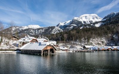 Der Königssee in Schönau ist das Ausfliegsziel schlechthin für jung und alt in der Region Berchtesgadener Land. Mit dem Elektroboot geht es über den See bis zu St. Bartholomä. Durch die steilen Felswände führt kein Wanderweg rund um den See.