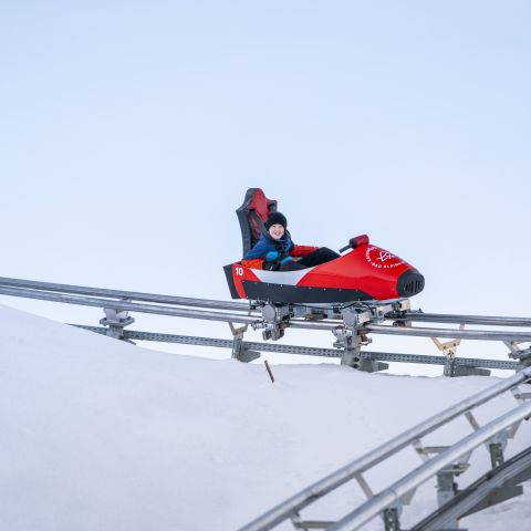 Der Kaiserburg-Bob ist nicht nur im Sommer ein Highlight. Flitze durch den Schnee und erlebe Bad Kleinkirchheim bei einer rasanten Abfahrt auf der Rodelbahn.