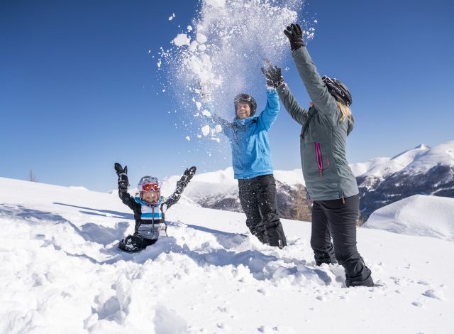 Ecco come si presenta una perfetta giornata invernale durante una vacanza sugli sci in Carinzia. Piste perfette, pendii innevati e tanto divertimento per tutta la famiglia.