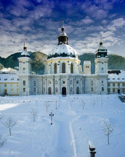 Innenhof Basilika des Kloster Ettals im Winter