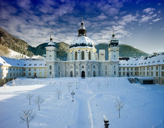 Innenhof Basilika des Kloster Ettals im Winter