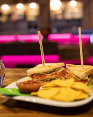 Ab 16 Uhr kannst Du Dir an der Explorer Bar ein leckeres Sandwich bestellen und leckere Getränke und Cocktails gibts natürlich sowieso.