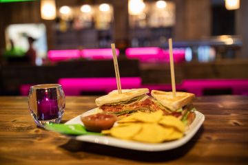 Ab 16 Uhr kannst Du Dir an der Explorer Bar ein leckeres Sandwich bestellen und leckere Getränke und Cocktails gibts natürlich sowieso.