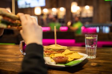 Egal ob Sandwich, Salat, Flammkuchen oder ein anderes warmes Gericht - Du musst nicht hungrig ins Bett. Die Explorer Hotels haben zwar kein Restaurant, aber satt wirst Du allemal.