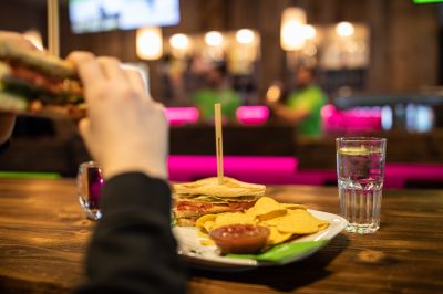 Egal ob Sandwich, Salat, Flammkuchen oder ein anderes warmes Gericht - Du musst nicht hungrig ins Bett. Die Explorer Hotels haben zwar kein Restaurant, aber satt wirst Du allemal.
