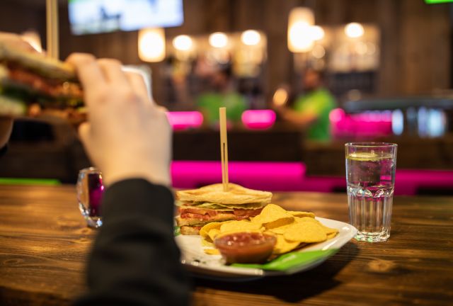 Niezależnie od tego, czy to kanapka, sałatka, tarta flambée, czy inne danie na ciepło, nie musisz iść spać głodny. Hotele Explorer mogą nie mieć restauracji, ale na pewno będziesz zadowolony.