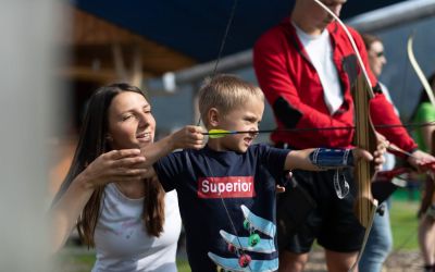 Ein Spaß für die ganze Familie im Urlaub in Oberösterreich: der Trendsport Bogenschießen kann hier ausprobiert werden.