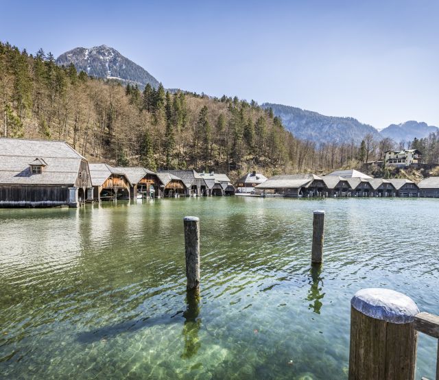 Découvrez Schönau am Königssee au printemps. À seulement 10 minutes à pied de l'hôtel Berchtesgaden se trouve le lac Königssee et son embarcadère. De là, des bateaux électriques partent régulièrement pour Saint-Barthélemy.