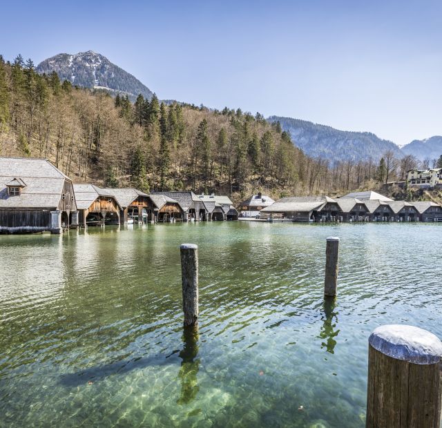 Fedezze fel Schönau am Königssee-t tavasszal. A Hotel Berchtesgadentől mindössze 10 perc sétára található a Königssee-tó és a csónakkikötő. Innen rendszeresen indulnak elektromos hajók a tavon át St. Bartholomä-ba.