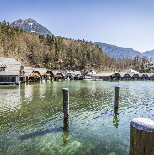 Scoprite Schönau am Königssee in primavera. A soli 10 minuti a piedi dall'Hotel Berchtesgaden si trova il lago Königssee e il suo molo. Da qui partono regolarmente battelli elettrici per raggiungere St. Bartholomä.