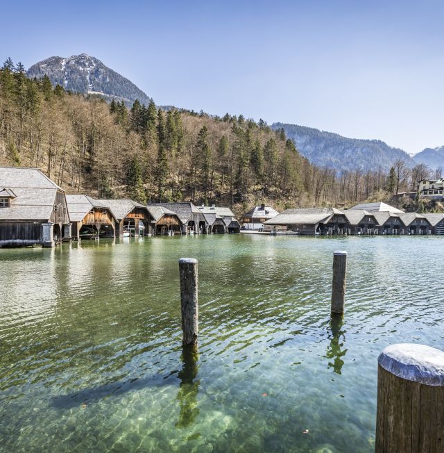 Objevte Schönau am Königssee na jaře. Jen 10 minut chůze od hotelu Berchtesgaden se nachází jezero Königssee a jeho přístaviště pro lodě. Odtud pravidelně vyplouvají elektrické lodě přes jezero do St. Bartholomä.