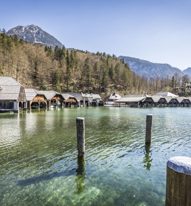 Odkryj Schönau am Königssee wiosną. Zaledwie 10 minut spacerem od hotelu Berchtesgaden znajduje się jezioro Königssee i jego przystań. Stamtąd regularnie odpływają łodzie elektryczne przez jezioro do St. Bartholomä.