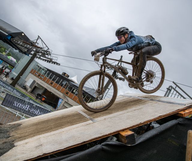 Marion Fromberger controleert de route