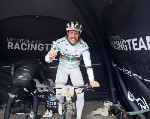 De wereldkampioen warmt zich op