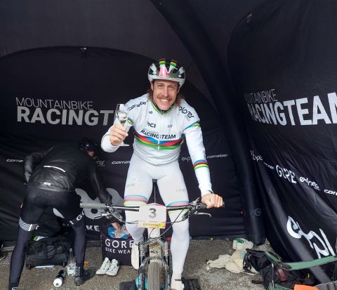 Le champion du monde s'échauffe