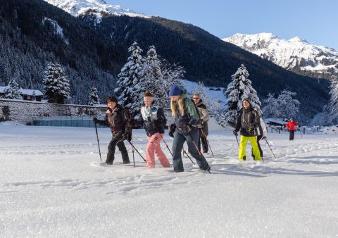 Wędrówka na rakietach śnieżnych w Partenen