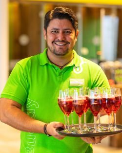 Teamleiter Alexander serviert die Drinks