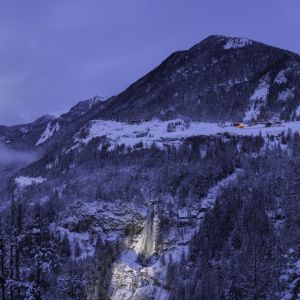 Beleuchteter Stuibenfall im Winter