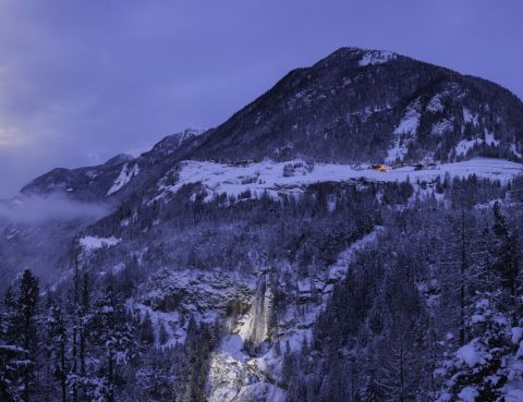 Verlichte Stuibenfall in de winter