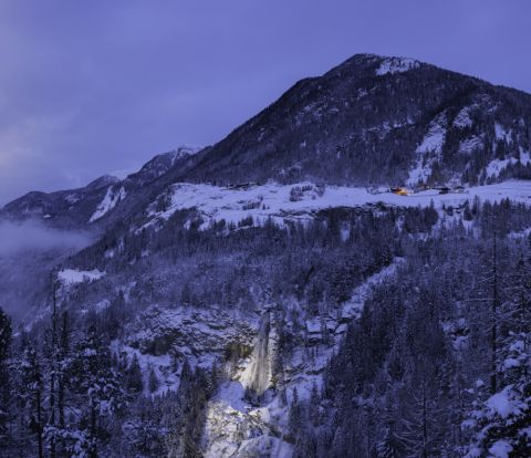 Osvětlený Stuibenfall v zimě