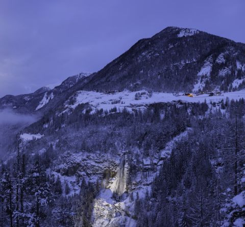 Oświetlony Stuibenfall zimą
