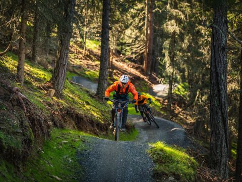 Odkryj najdłuższy w Europie szlak Flow Country Trail w Karyntii. Znajduje się on zaledwie rzut beretem od hotelu Explorer w Bad Kleinkirchheim.