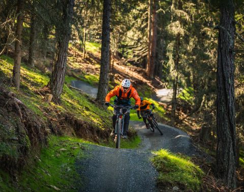 Zažijte nejdelší evropskou stezku Flow Country Trail v Korutanech. Je to jen co by kamenem dohodil od hotelu Explorer Bad Kleinkirchheim.