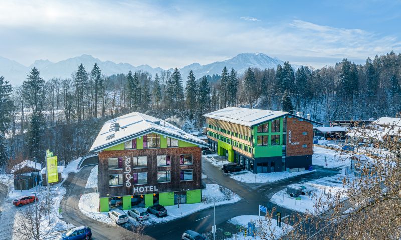 Am Ortsrand von Fischen befindet sich das Explorer Hotel Oberstdorf direkt an der Breitach. Ein wunderschöner Spazierweg führt zum Illerursprung.