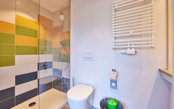 Im hellen und modernen Badezimmer im Explorer Hotel startest Du gut gelaunt in den neuen Tag.