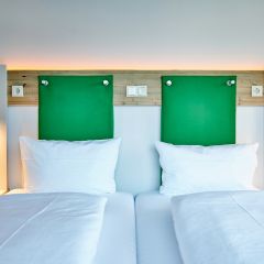 Gemütliche & moderne Zimmer mit viel Ablageflächen erwarten Dich im Explorer Hotel Garmisch in Farchant.