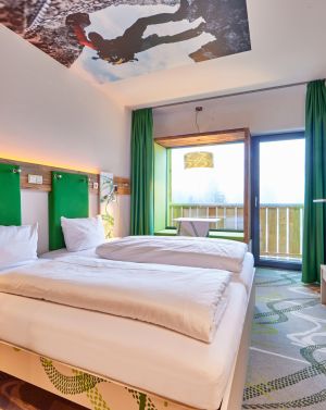 Das perfekte Zimmer um Dich zwischen Deiner Zeit in den Bergen zu erholen, mit viel Platz für Deine Ausrüstung und tollem Ausblick in die oberbayrischen Berge.