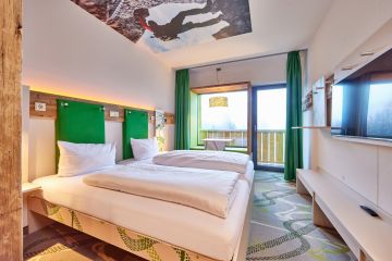 Das perfekte Zimmer um Dich zwischen Deiner Zeit in den Bergen zu erholen, mit viel Platz für Deine Ausrüstung und tollem Ausblick in die oberbayrischen Berge.