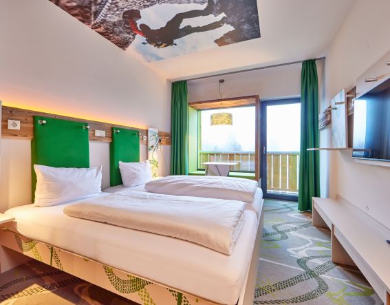Das Hotelzimmer für aktive Urlauber in der Region Garmisch, warme Holztöne, frisches Grün und viel Stauraum für Dein Equipment. Das perfekte Zimmer um Dich zwischen Deiner Zeit in den Bergen zu erholen, mit viel Platz für Deine Ausrüstung und tollem Ausblick in die oberbayrischen Berge.