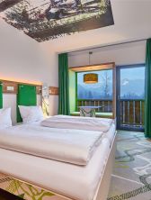 Zimmer mit Blick auf das Skigebiet Garmisch und die Alpspitze, das erwarten Dich im Explorer Hotel Garmisch.