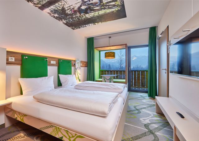 Dalla moderna camera si gode di una splendida vista sulle montagne circostanti.