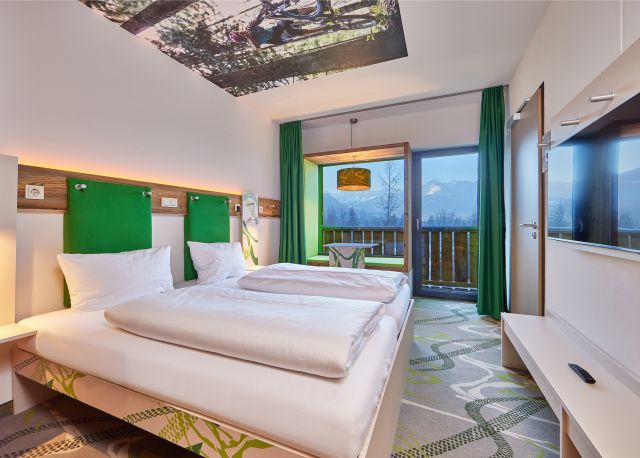 Depuis cette chambre moderne, vous bénéficiez d'une vue imprenable sur les montagnes environnantes.