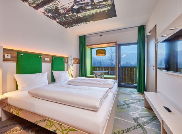 Vanuit de moderne kamer heeft u een prachtig uitzicht op de omliggende bergen.