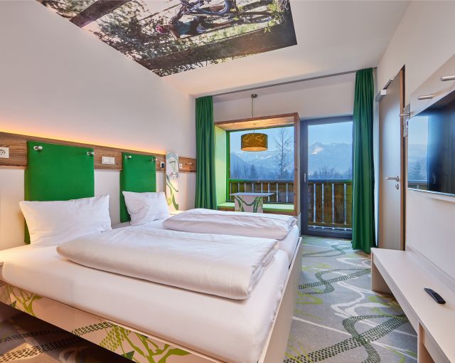 Z nowoczesnego pokoju roztacza się wspaniały widok na okoliczne góry.