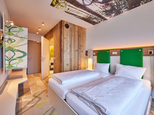 V Explorer Hotelu Garmisch na vás čeká světlý a moderní pokoj s koupelnou a velkým sprchovým koutem.
