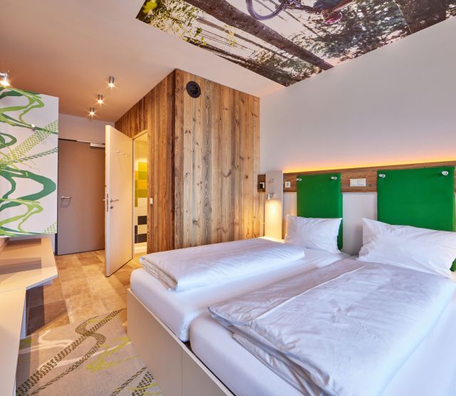 All'Explorer Hotel Garmisch vi aspetta una camera luminosa e moderna con bagno e ampia doccia.