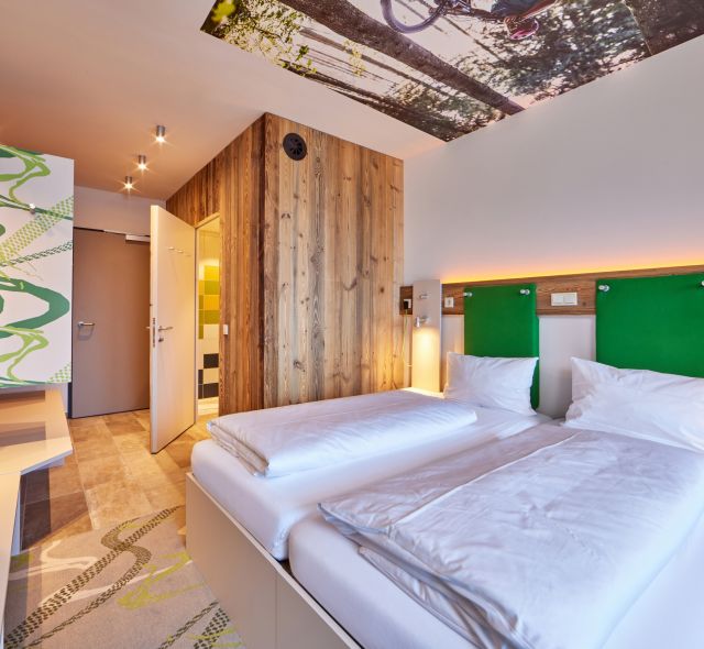 W Explorer Hotel Garmisch czekają na Państwa jasne i nowoczesne pokoje z łazienką i dużym prysznicem.