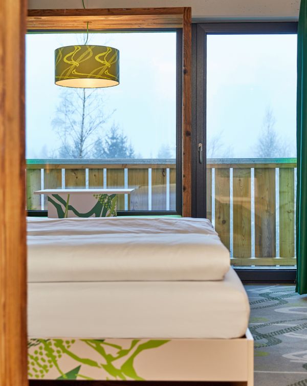 Willkommen im Deinem Urlaub im Explorer Hotel Garmisch und in Deinem grünen Hotelzimmer mit viel Platz für Deine Ausrüstung