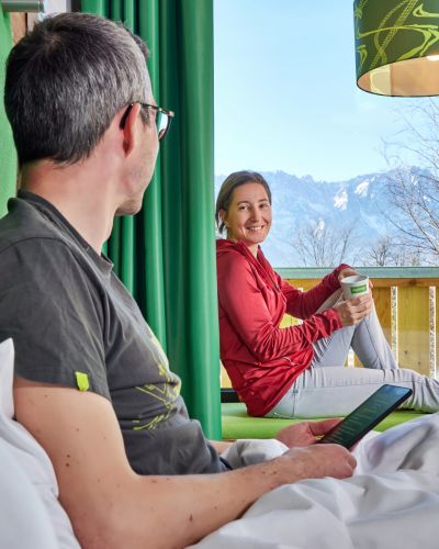 Traumhafte Aussicht aus Deinem modernen Zimmer im Explorer Hotel Garmisch in Frachant in Bayern.