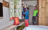 Im modernen Explorer Hotel Zimmer hast Du viel Platz für Deine Ausrüstung und Dein Gepäck.