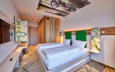 Moderne und warme Zimmer in denen Du Dein Equipment ganz leicht verstaust, bietet Dir das Explorer Hotel Garmisch in Farchant (Bayern).