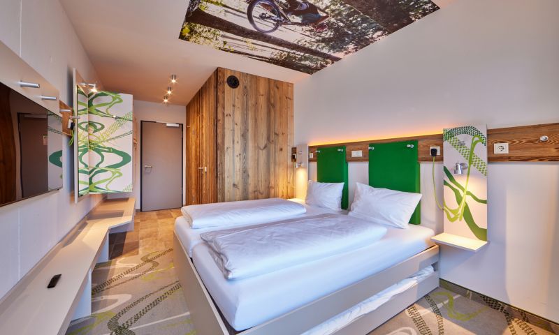 Moderne und warme Zimmer in denen Du Dein Equipment ganz leicht verstaust, bietet Dir das Explorer Hotel Garmisch in Farchant (Bayern).