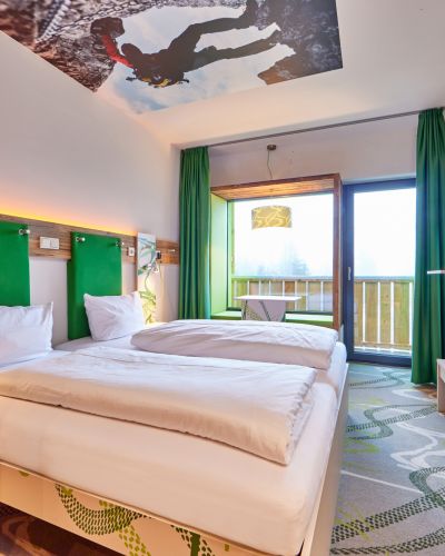 Du schläfst im Explorer Hotel Garmisch nicht nur in einem Zimmer mit viel grün, sondern auch in einem nachhaltigen Hotel.