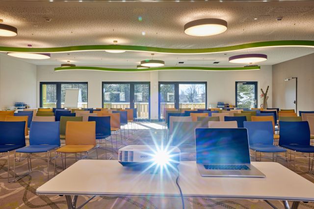Für die Tagungstechnik ist im Explorer Hotel Garmisch gesorgt mit Beamer, Moderationskoffer, Flipchart & Pinnwände