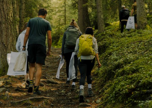 Sběr odpadků v horách během CleanUp Days - pro čisté životní prostředí